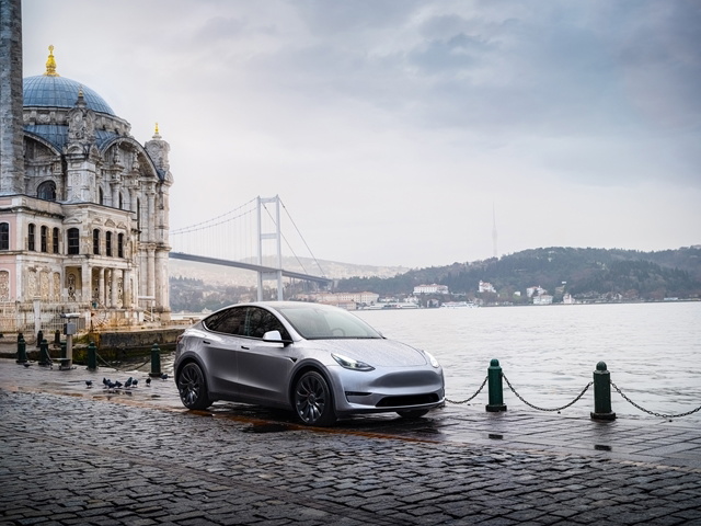 TESLA MODEL Y